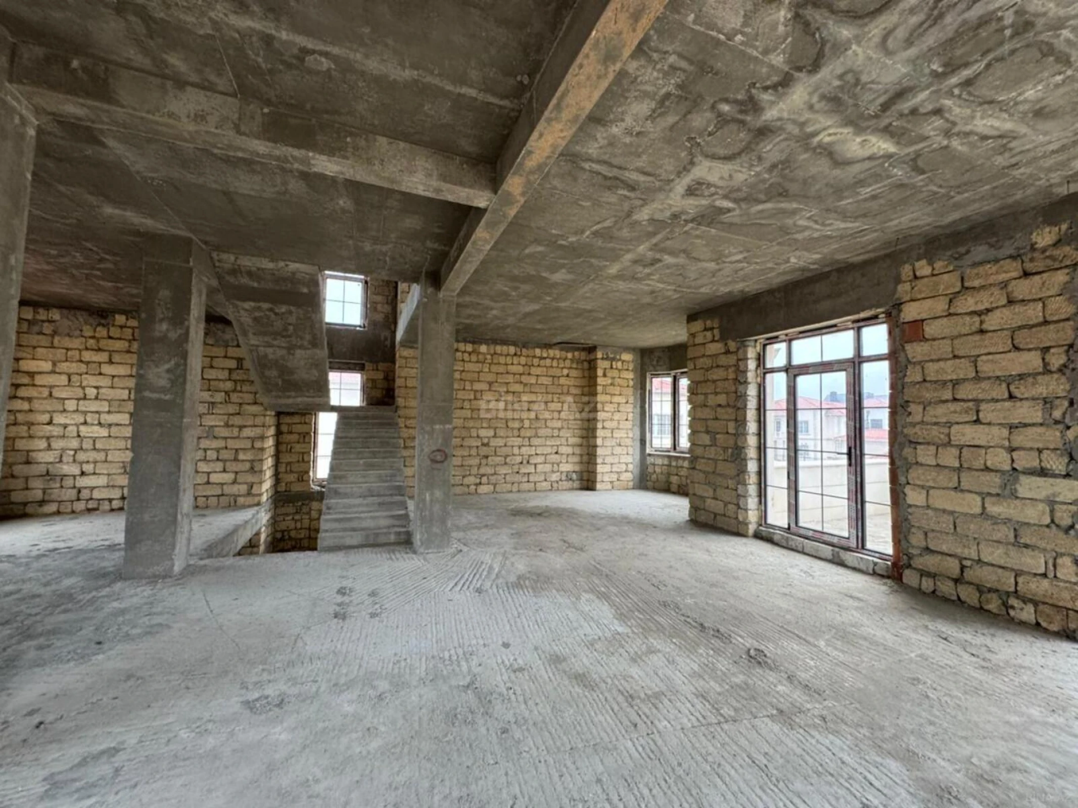 Satılır 6 otaqlı həyət evi 480 m²