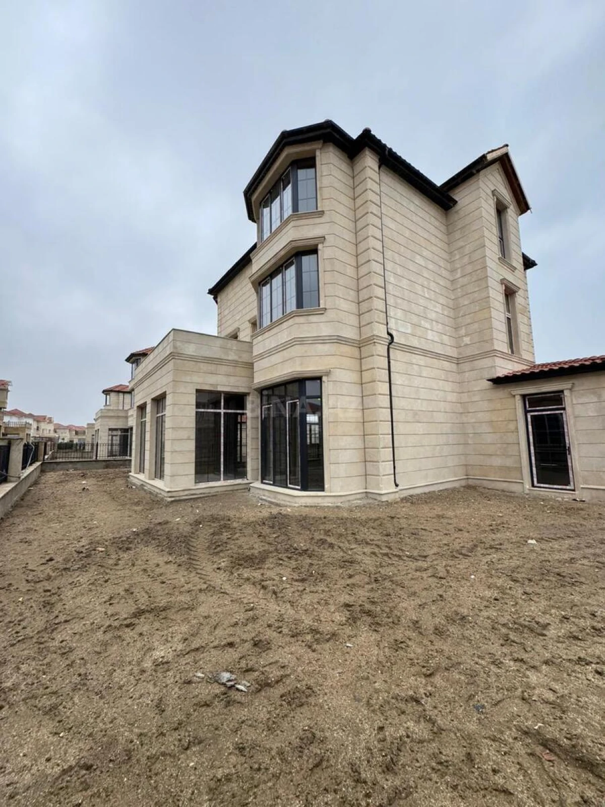Satılır 6 otaqlı həyət evi 480 m²