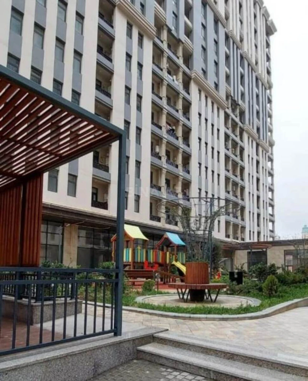 Satılır 3 otaqlı mənzil 126 m²