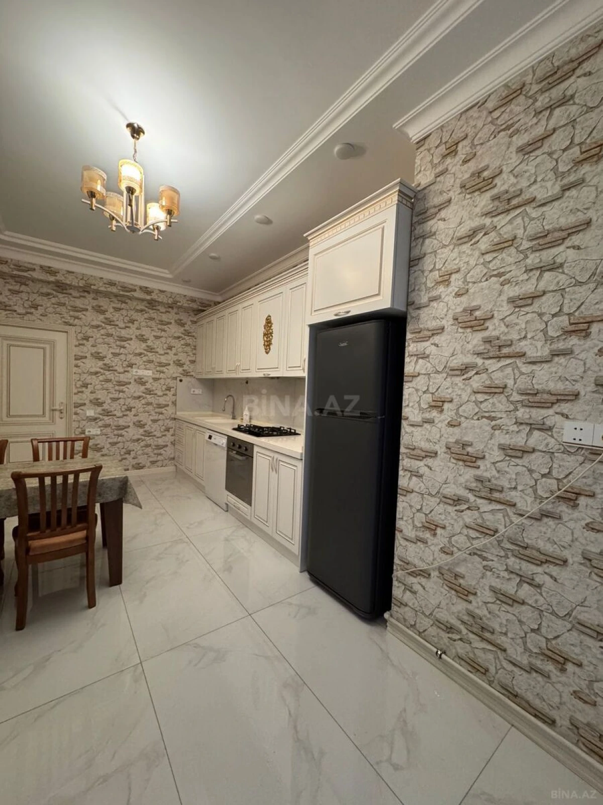 Kirayə verilir 2 otaqlı mənzil 105 m²