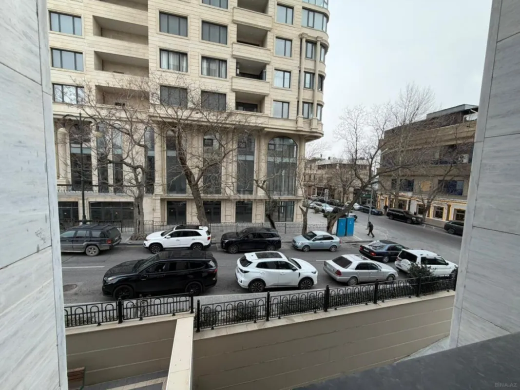 Satılır 5 otaqlı mənzil 205 m²