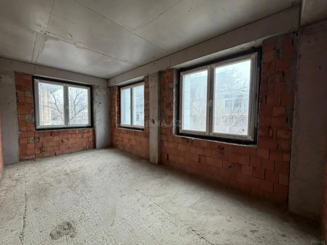 Satılır 5 otaqlı mənzil 205 m²