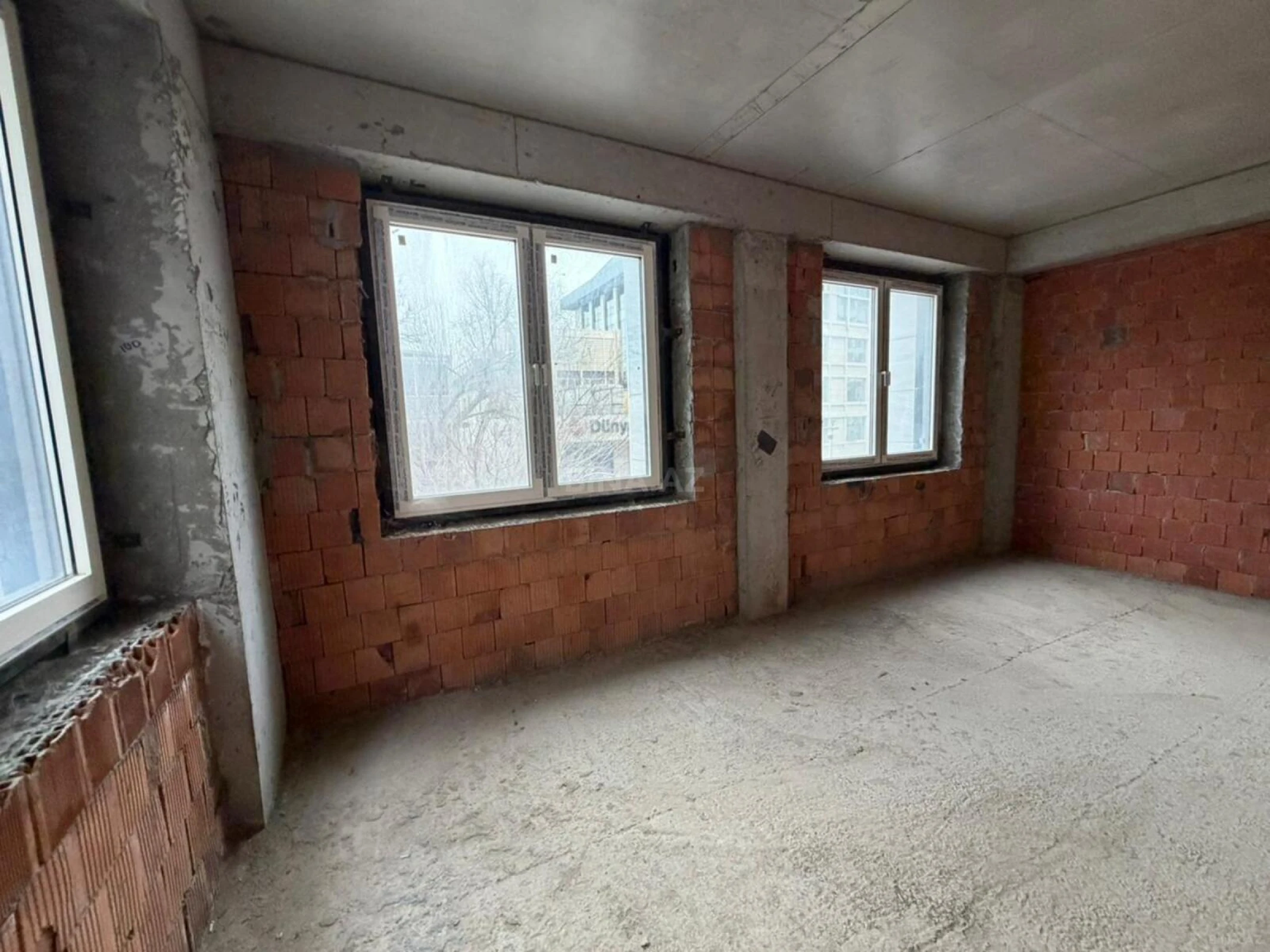 Satılır 5 otaqlı mənzil 205 m²