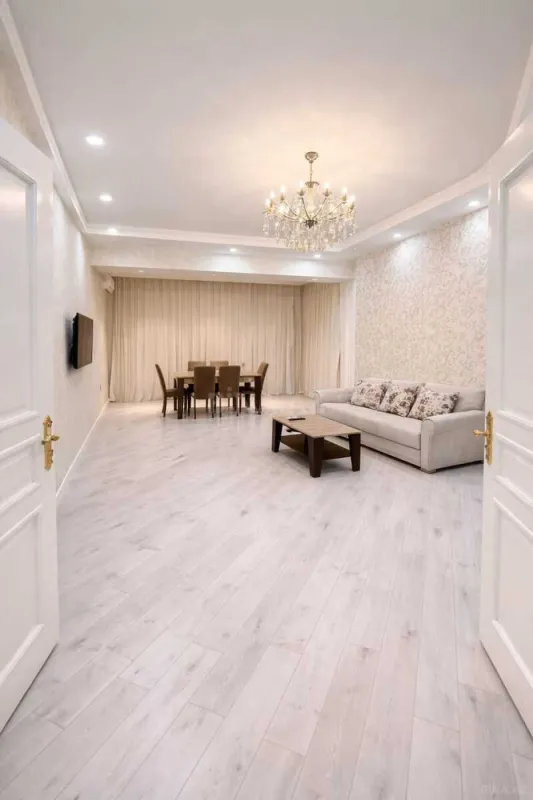 Kirayə verilir 2 otaqlı mənzil 95 m²