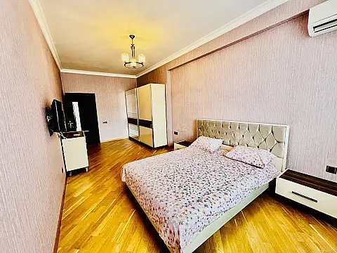 Satılır 3 otaqlı mənzil 145 m²