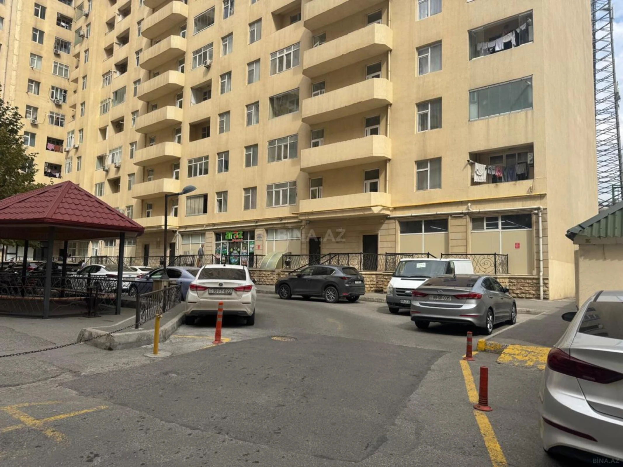Satılır obyekt 637 m²