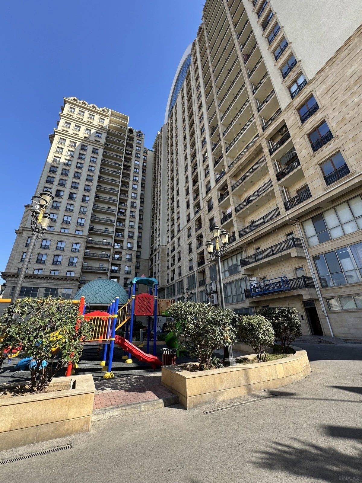 Satılır 3 otaqlı mənzil 107 m²