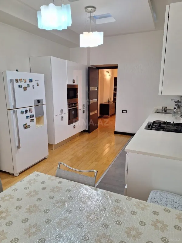 Kirayə verilir 4 otaqlı mənzil 205 m²