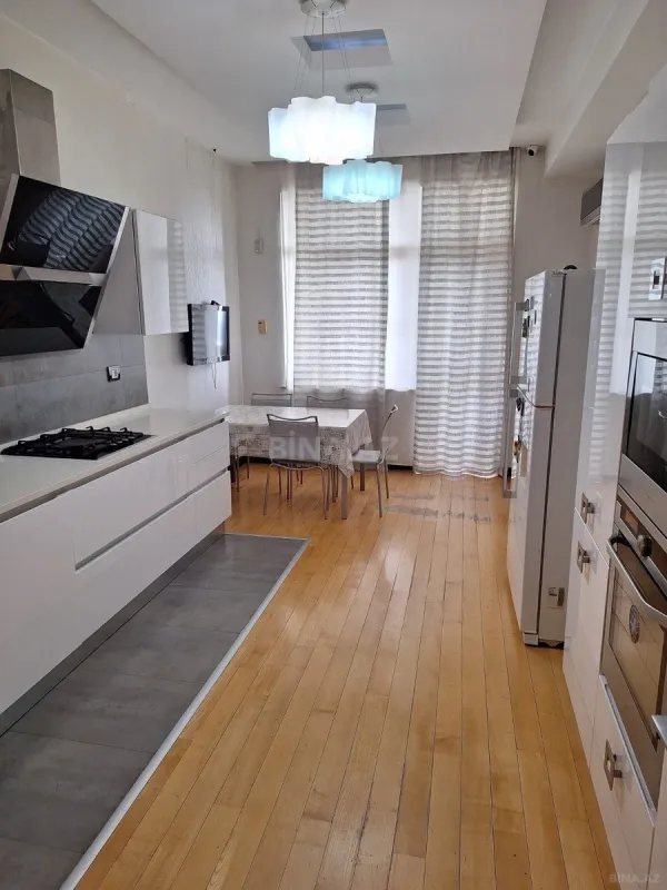 Kirayə verilir 4 otaqlı mənzil 205 m²