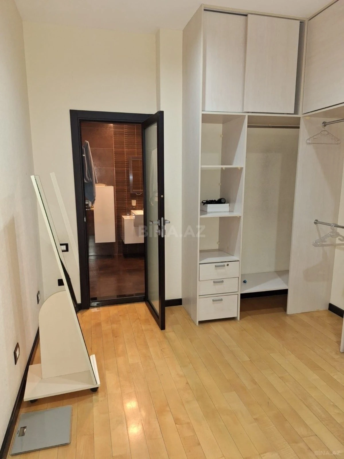 Kirayə verilir 4 otaqlı mənzil 205 m²
