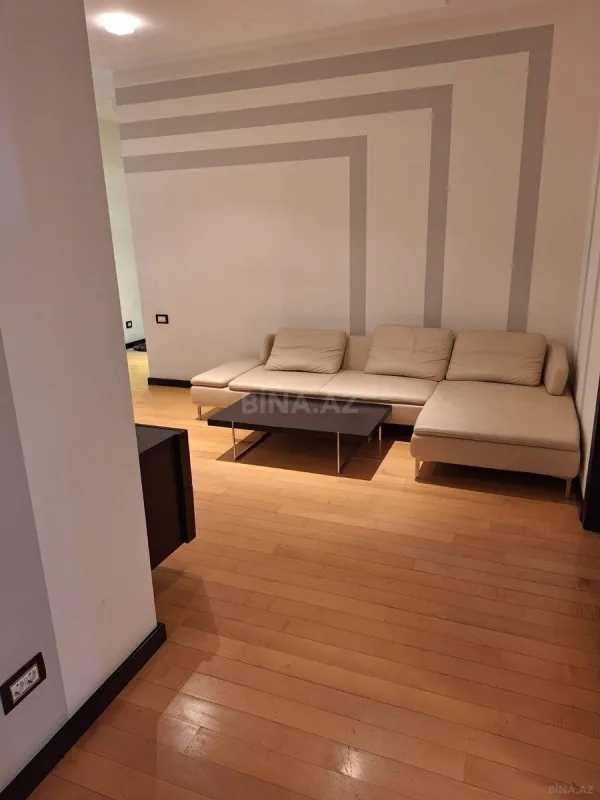 Kirayə verilir 4 otaqlı mənzil 205 m²