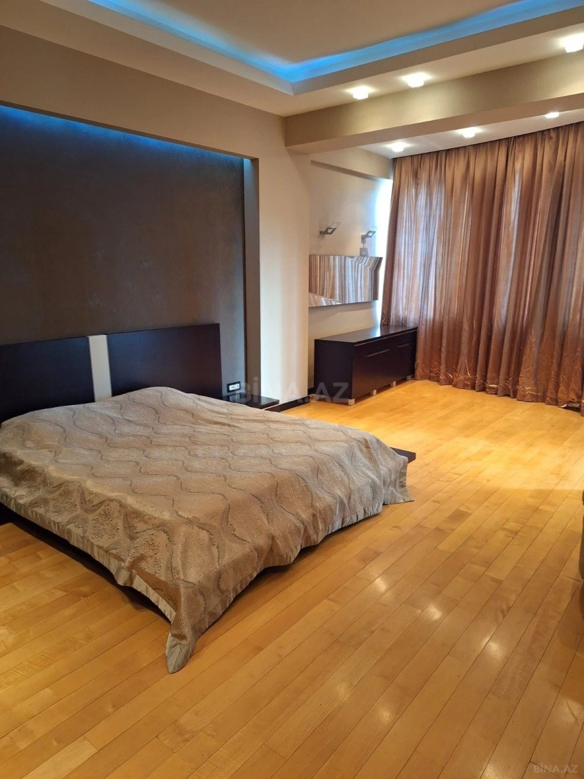 Kirayə verilir 4 otaqlı mənzil 205 m²