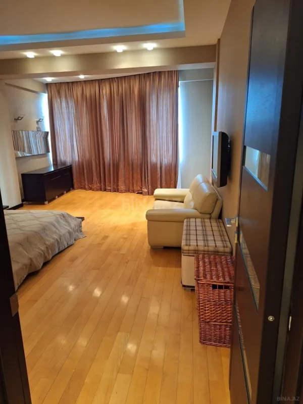 Kirayə verilir 4 otaqlı mənzil 205 m²