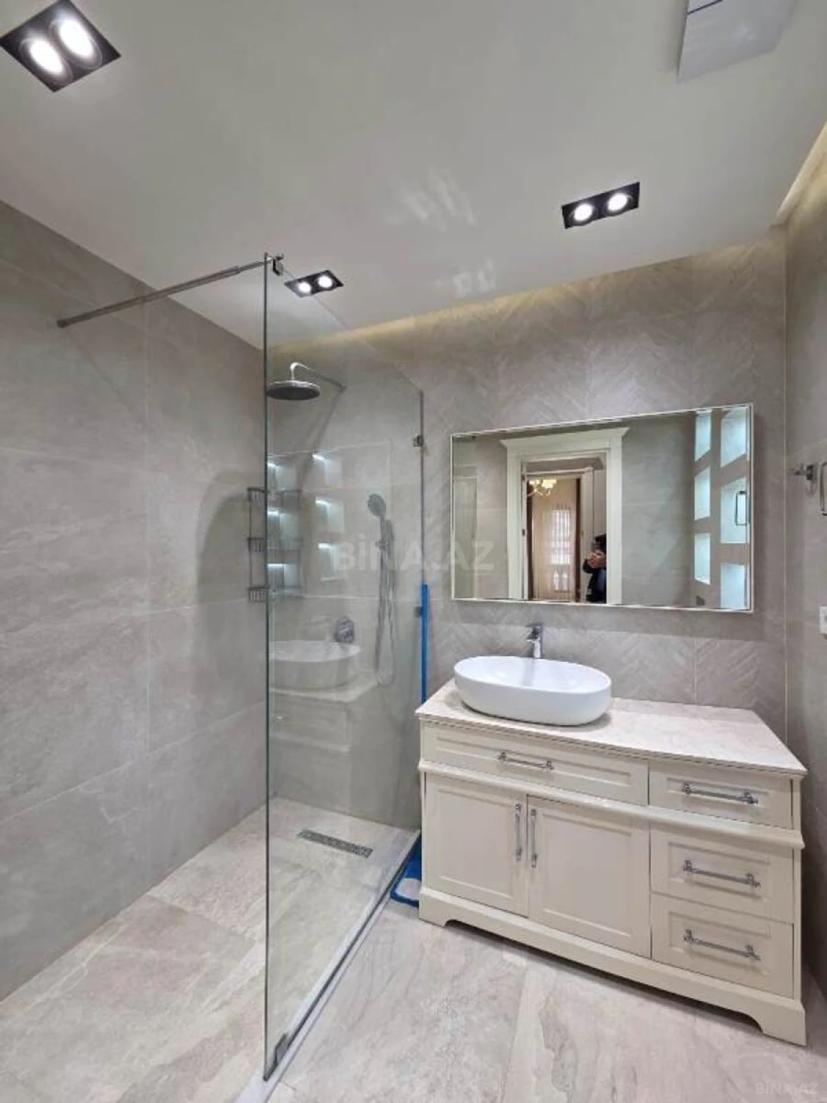 Satılır 2 otaqlı mənzil 107 m²