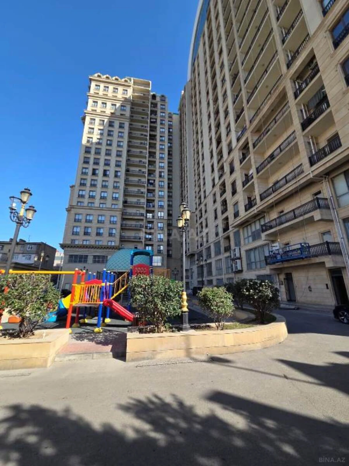 Satılır 2 otaqlı mənzil 107 m²