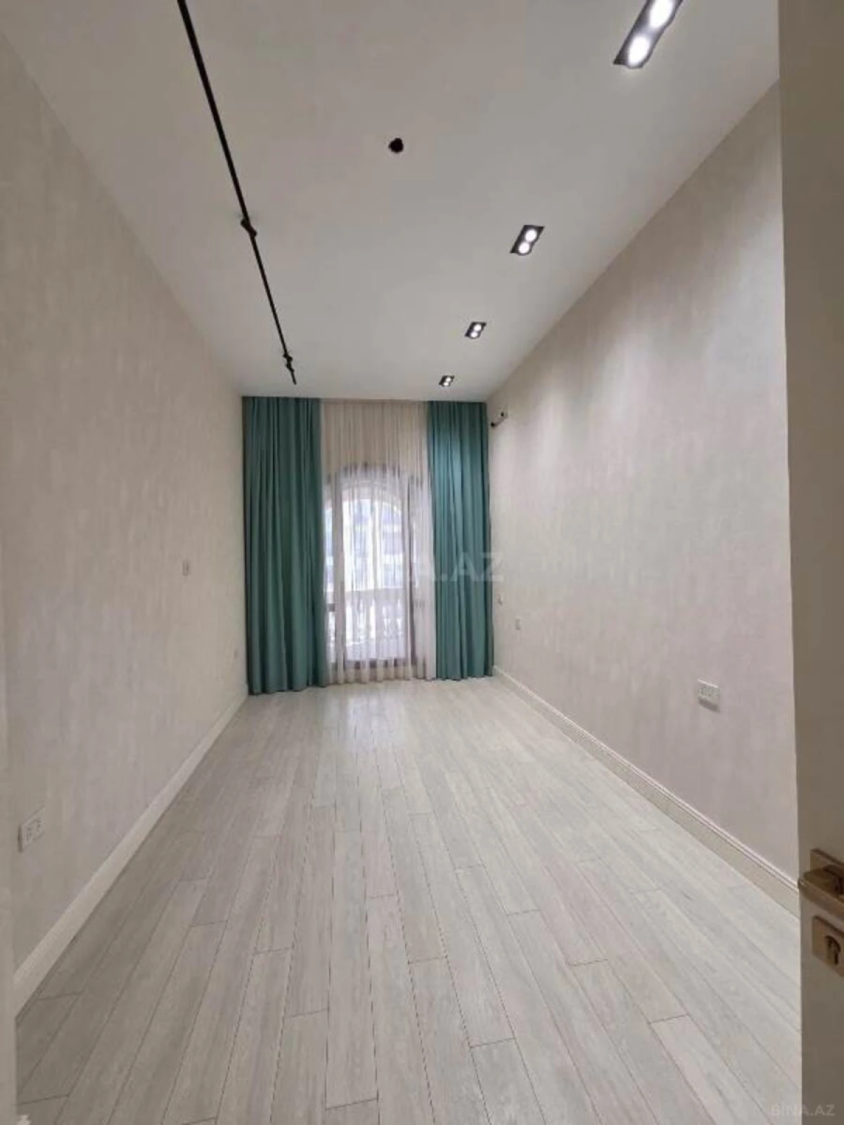 Satılır 2 otaqlı mənzil 107 m²