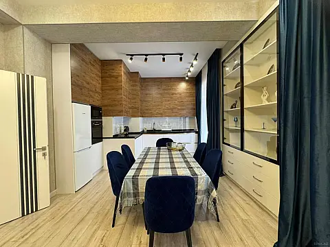 Kirayə verilir 2 otaqlı mənzil 107 m²