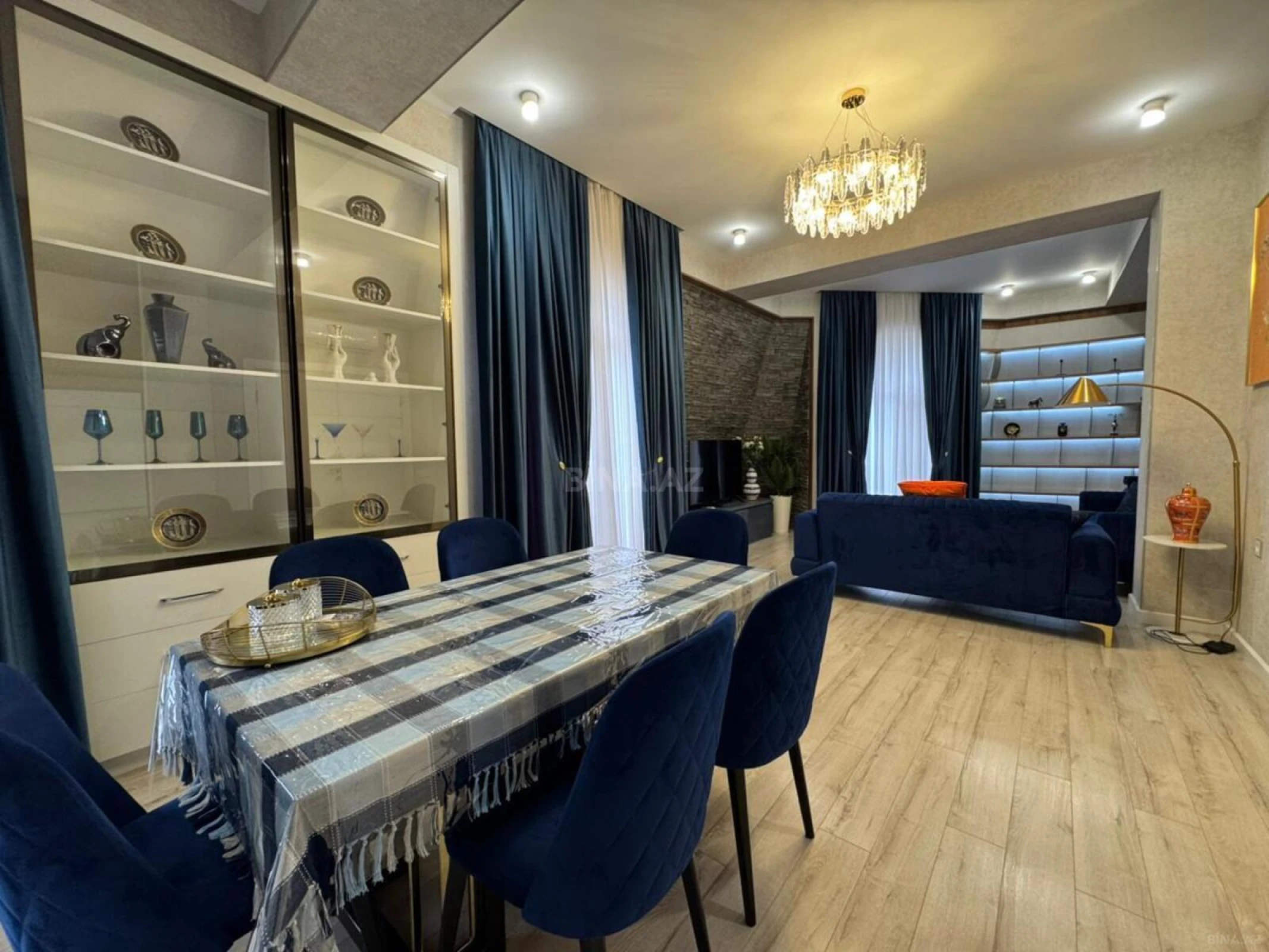 Kirayə verilir 2 otaqlı mənzil 107 m²