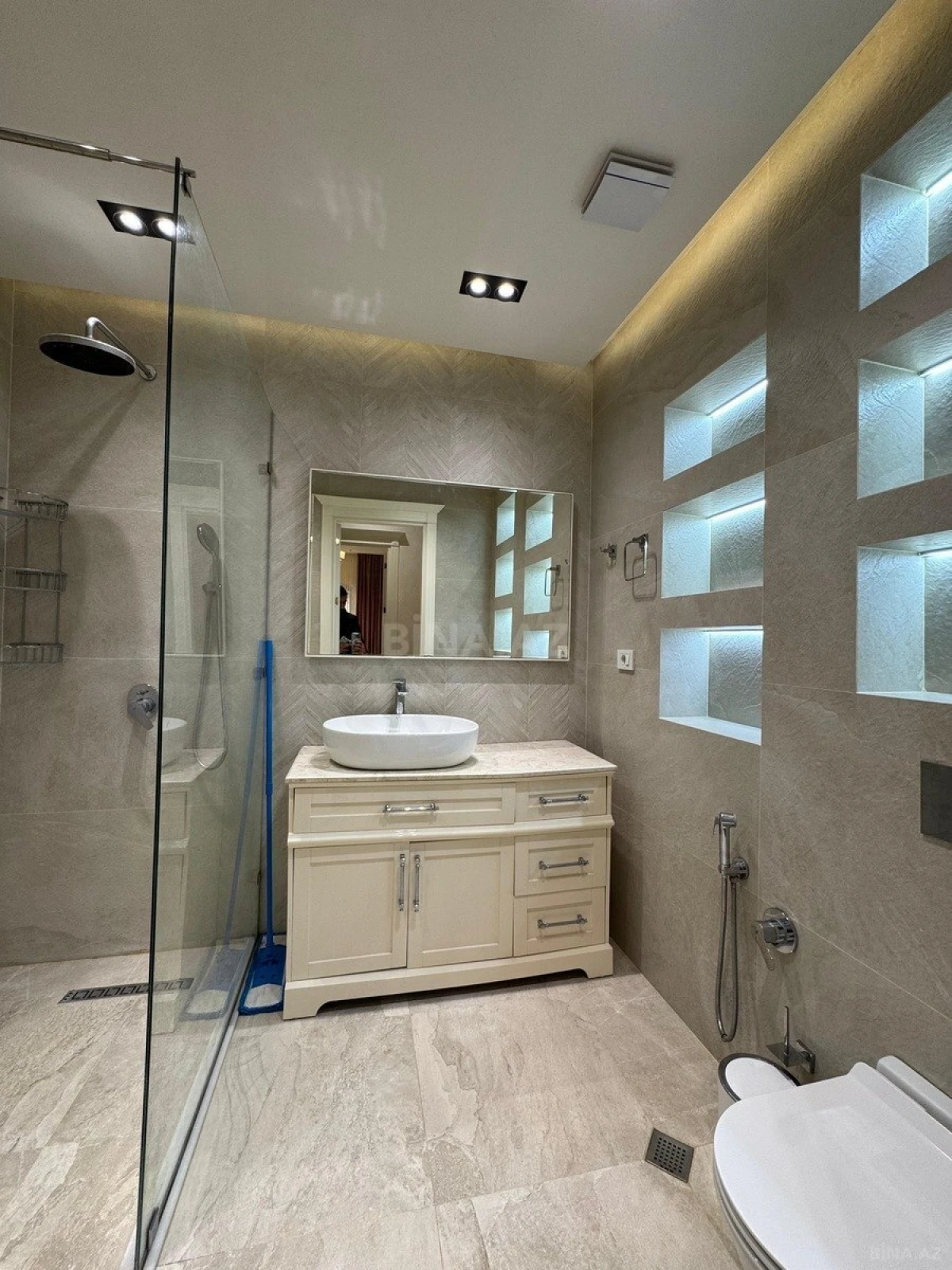 Satılır 2 otaqlı mənzil 107 m²