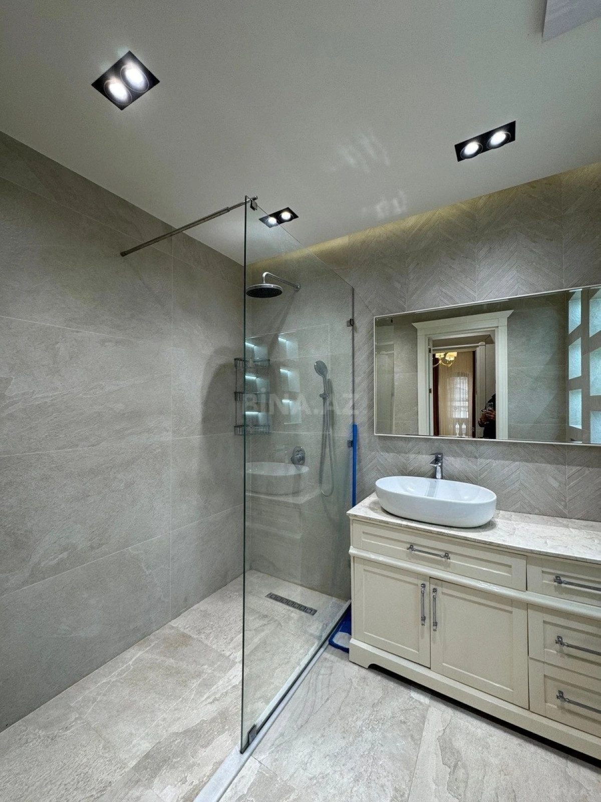 Satılır 2 otaqlı mənzil 107 m²