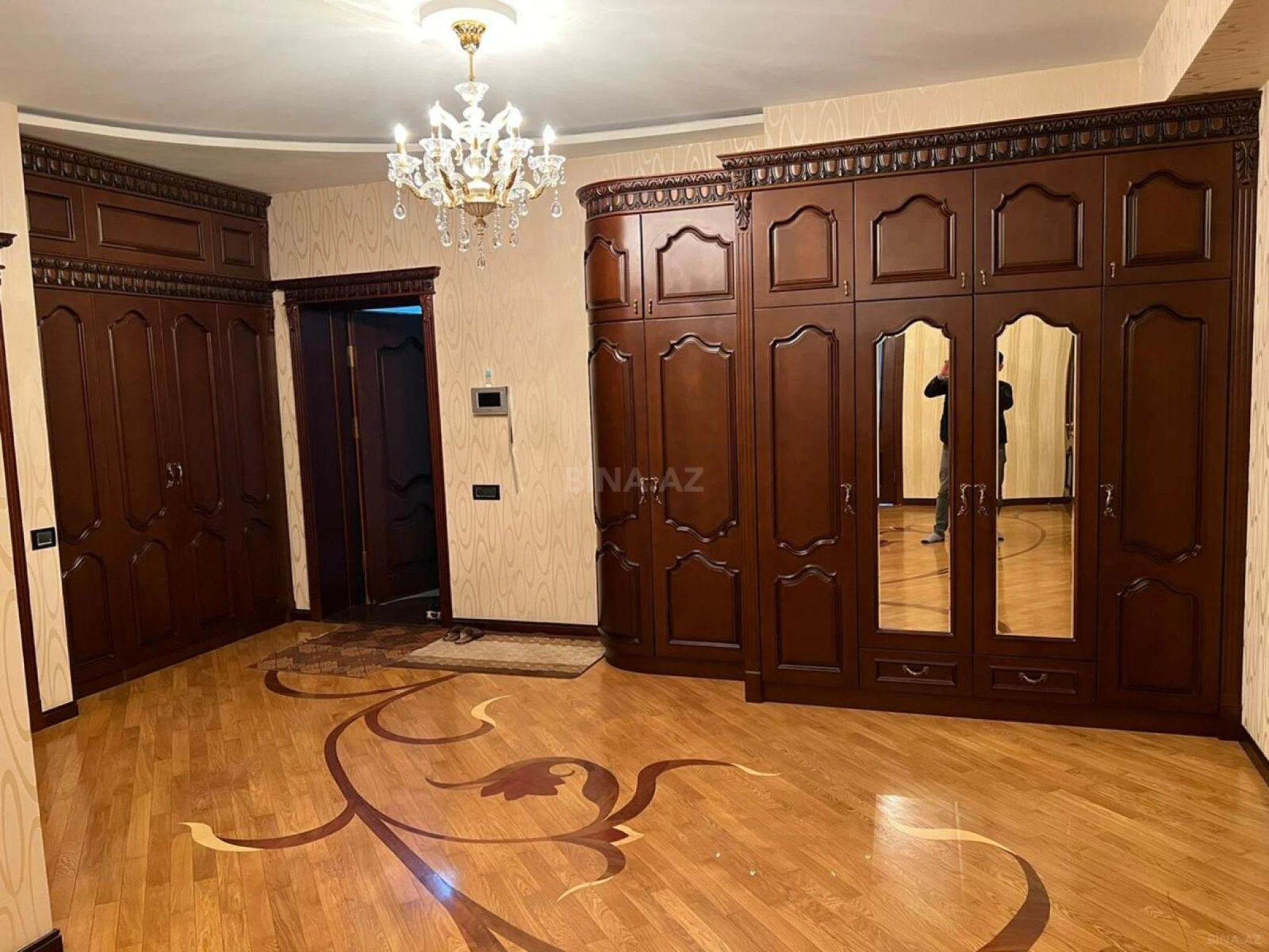 Satılır 4 otaqlı mənzil 193 m²