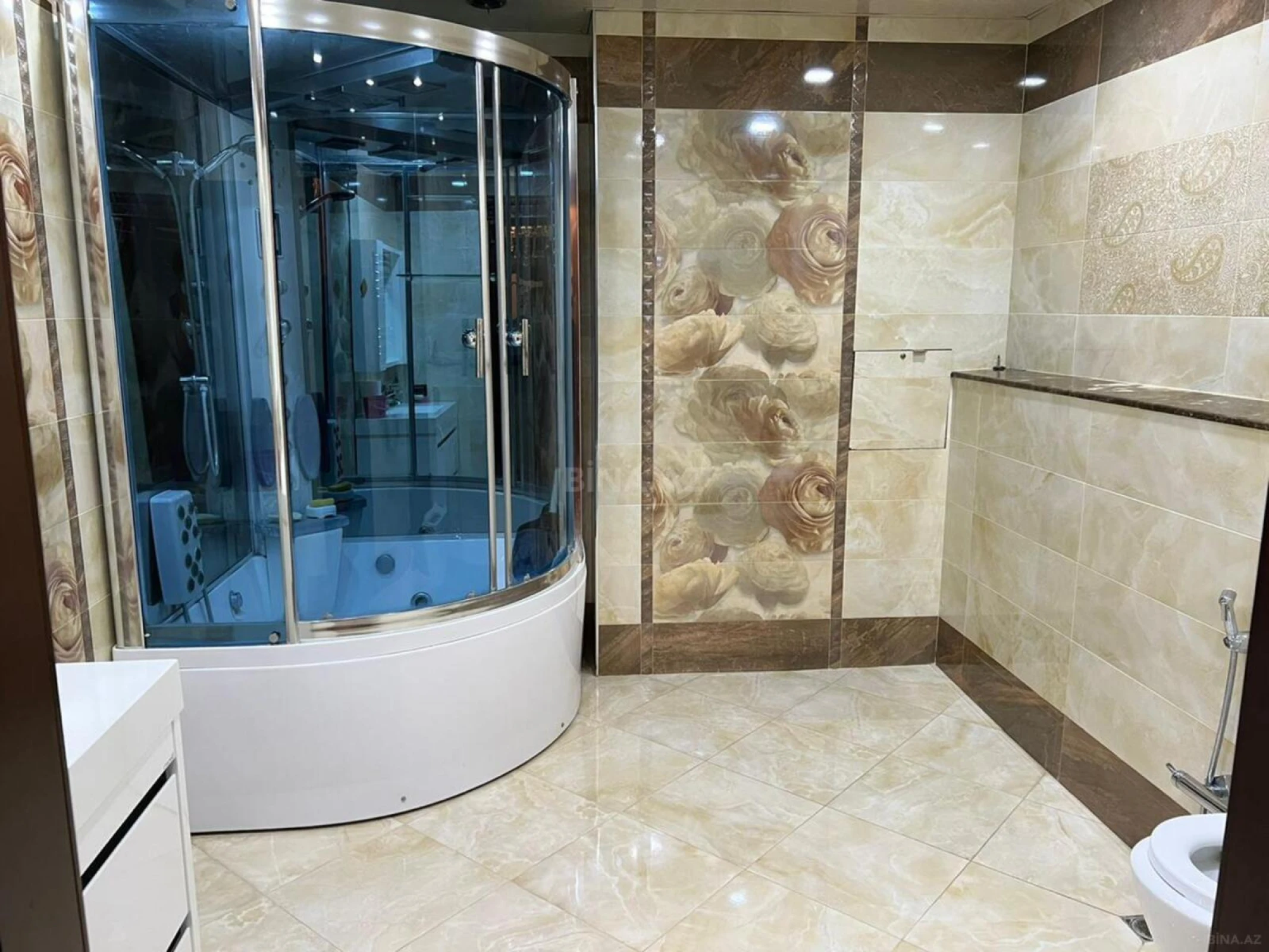 Satılır 4 otaqlı mənzil 193 m²