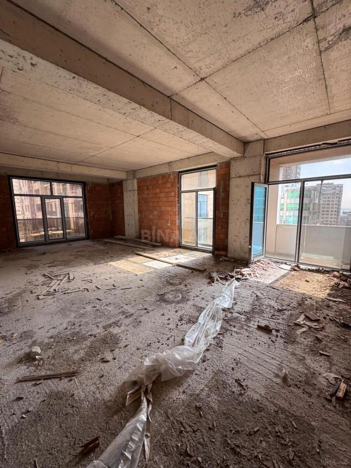 Satılır 4 otaqlı mənzil 145 m²