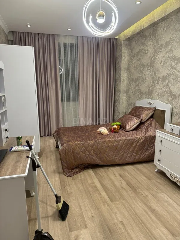 Satılır 3 otaqlı mənzil 130 m²