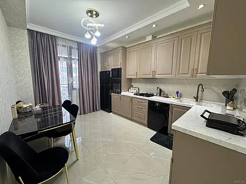 Satılır 3 otaqlı mənzil 130 m²
