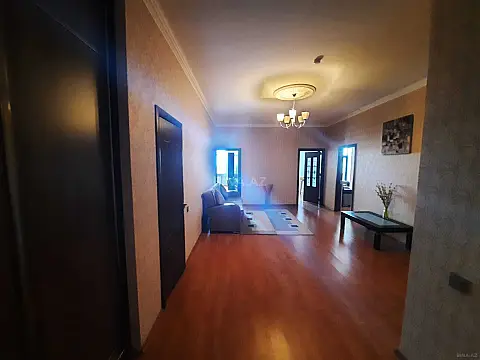 Kirayə verilir 4 otaqlı mənzil 192 m²
