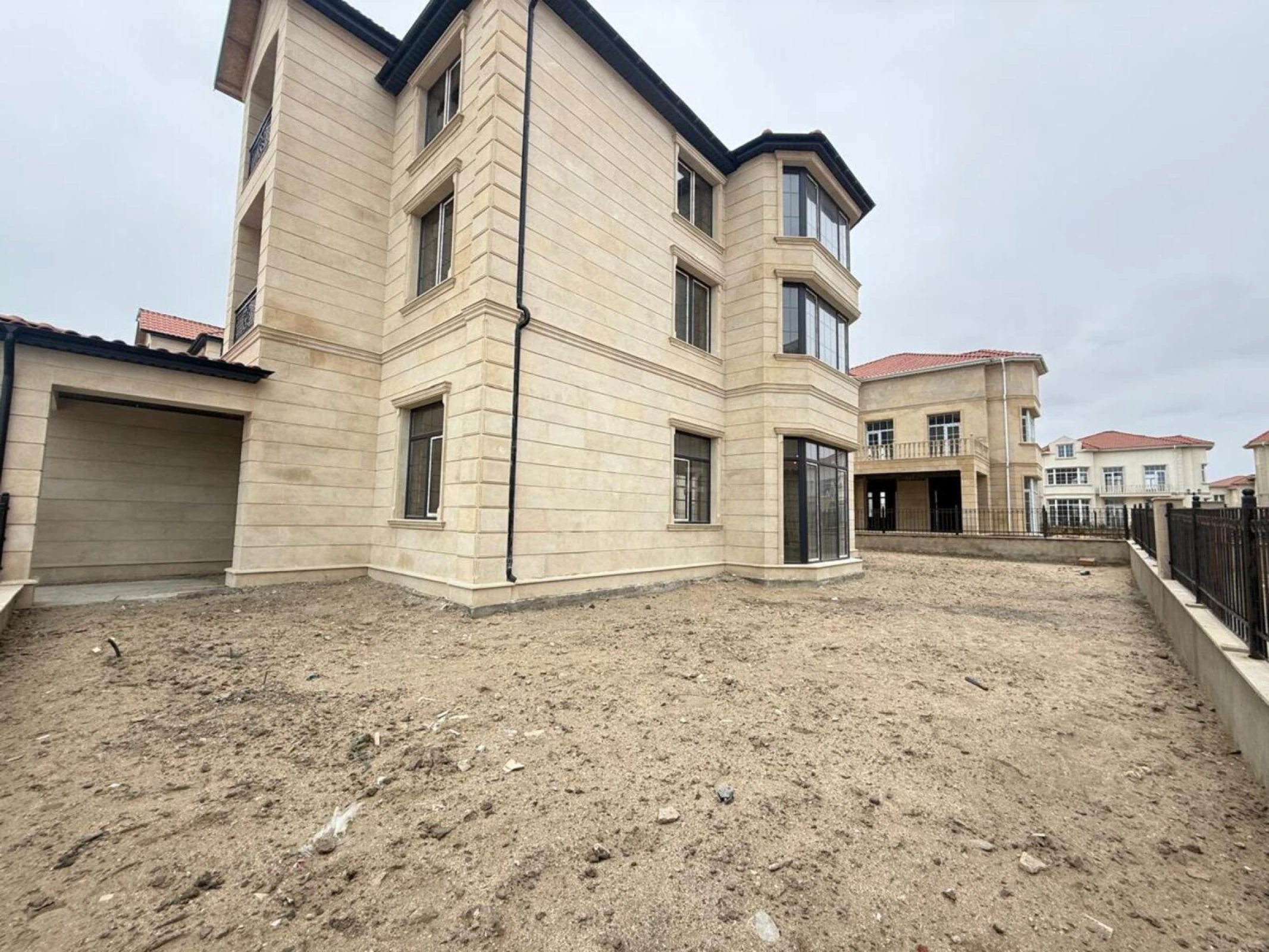 Satılır 9 otaqlı həyət evi 460 m²