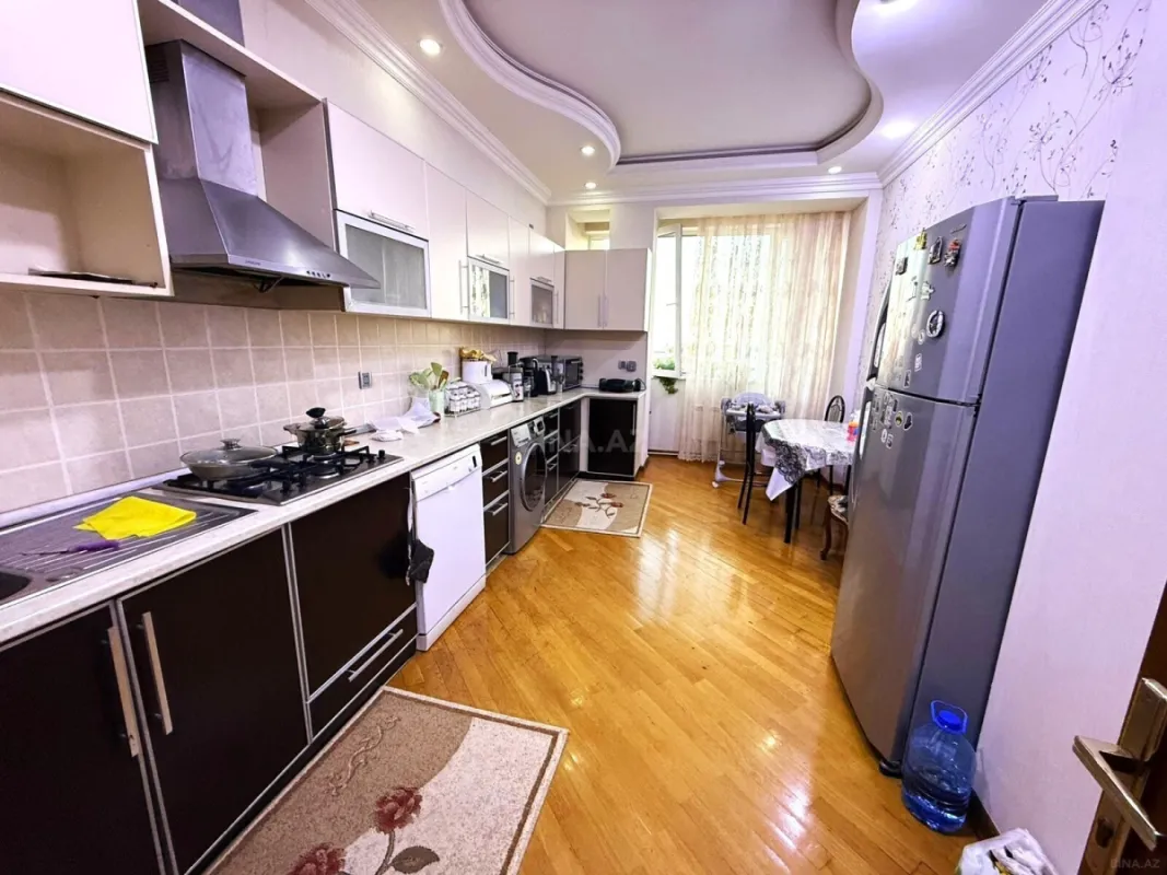 Satılır 4 otaqlı mənzil 150 m²
