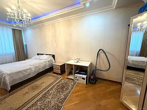 Satılır 4 otaqlı mənzil 150 m²