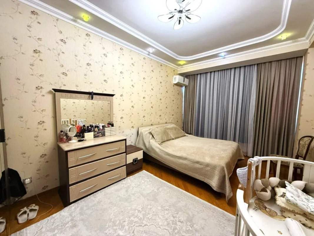 Satılır 4 otaqlı mənzil 150 m²