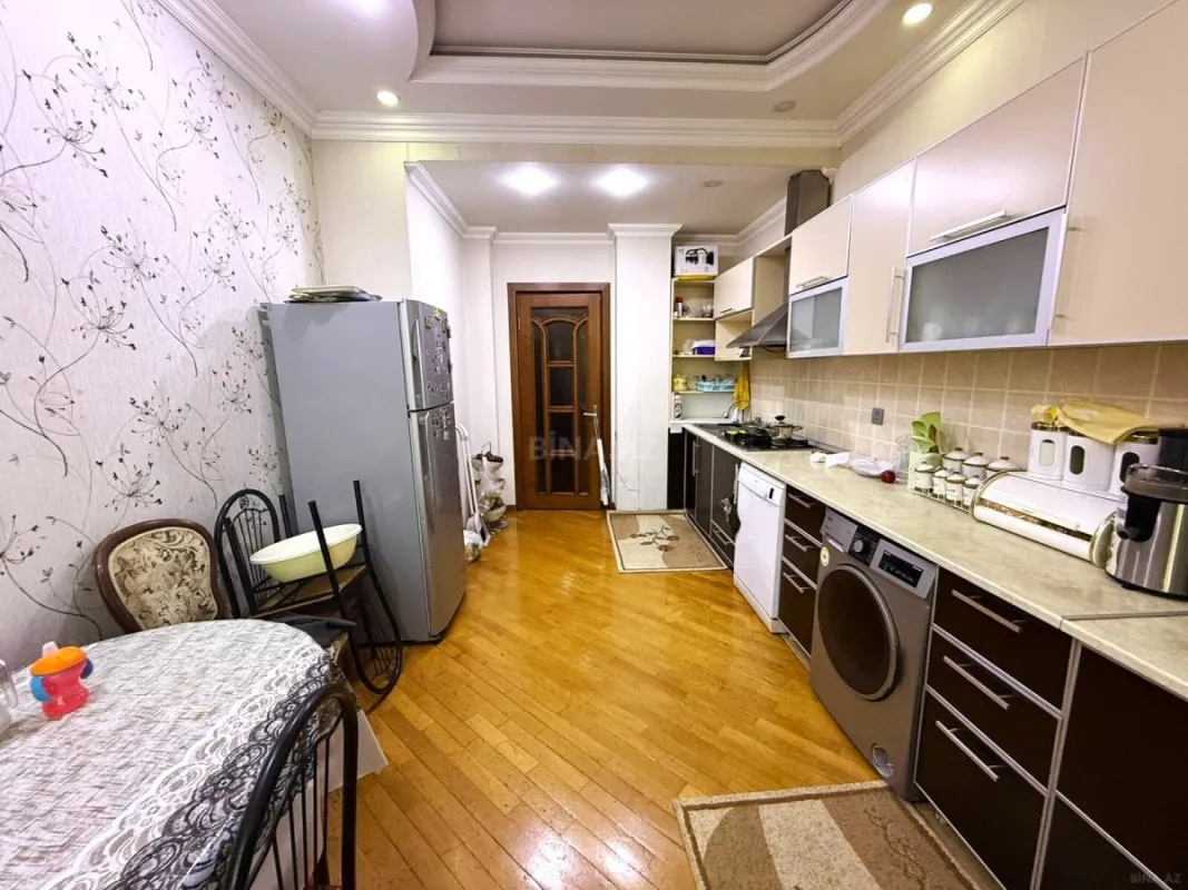 Satılır 4 otaqlı mənzil 150 m²