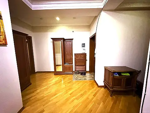 Satılır 4 otaqlı mənzil 150 m²