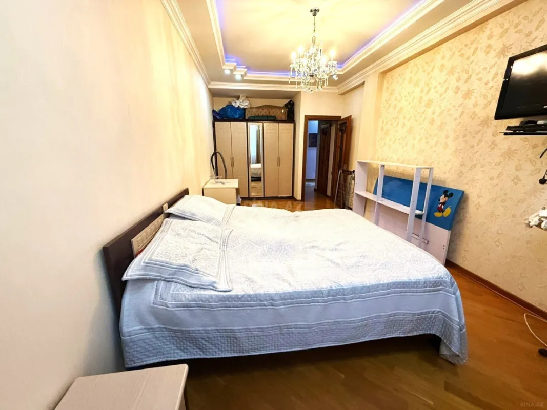 Satılır 4 otaqlı mənzil 150 m²