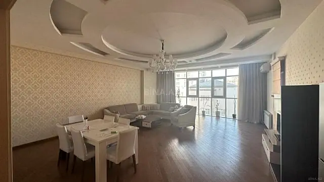 Kirayə verilir 4 otaqlı mənzil 215 m²