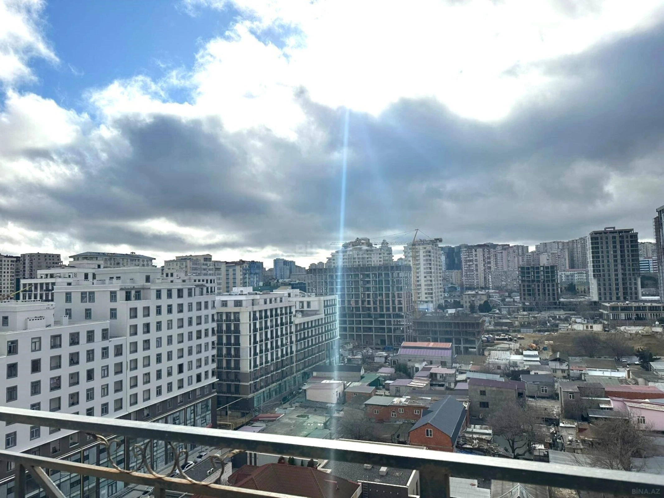 Satılır 3 otaqlı mənzil 151 m²