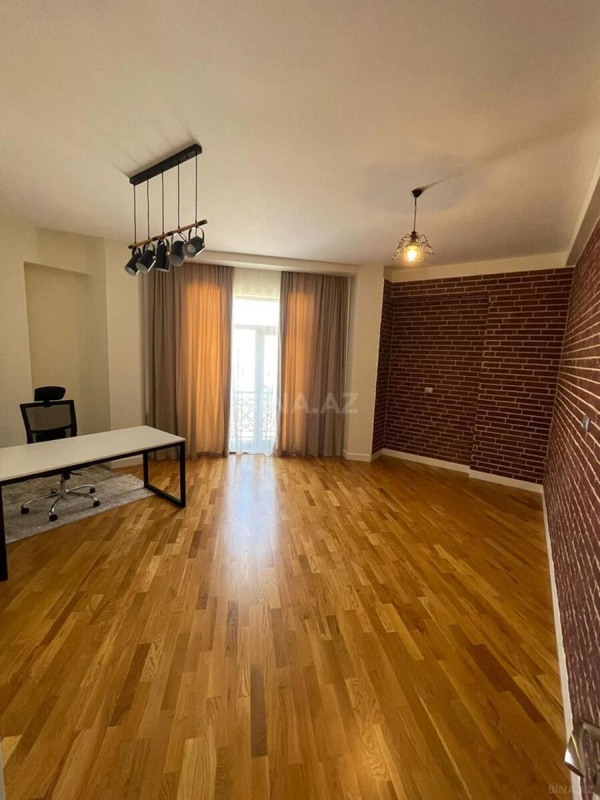 Kirayə verilir 4 otaqlı mənzil 150 m²