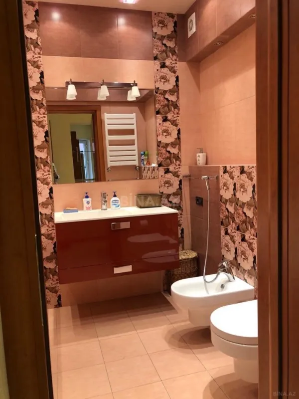 Kirayə verilir 4 otaqlı mənzil 150 m²