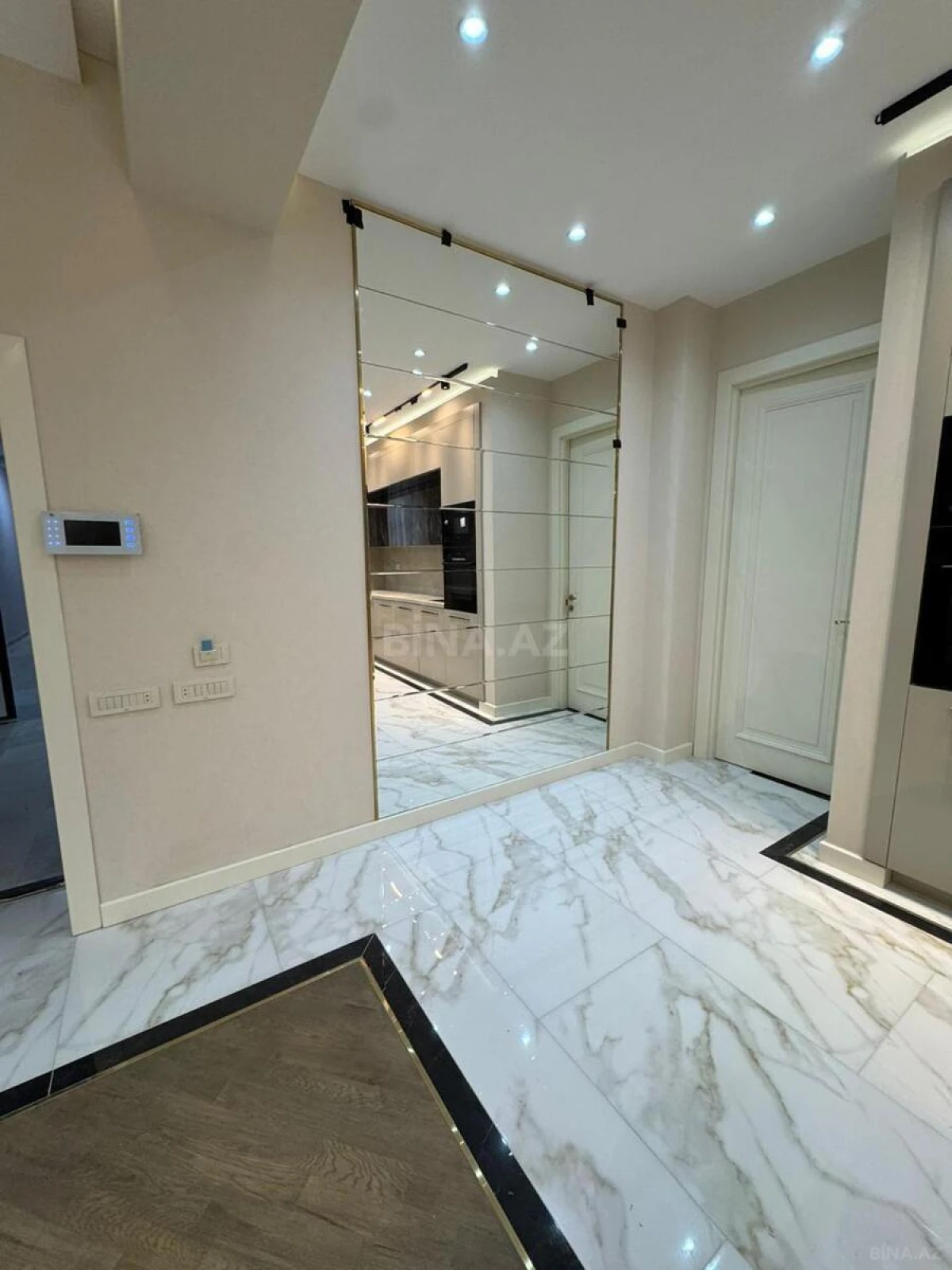Satılır 2 otaqlı mənzil 107 m²