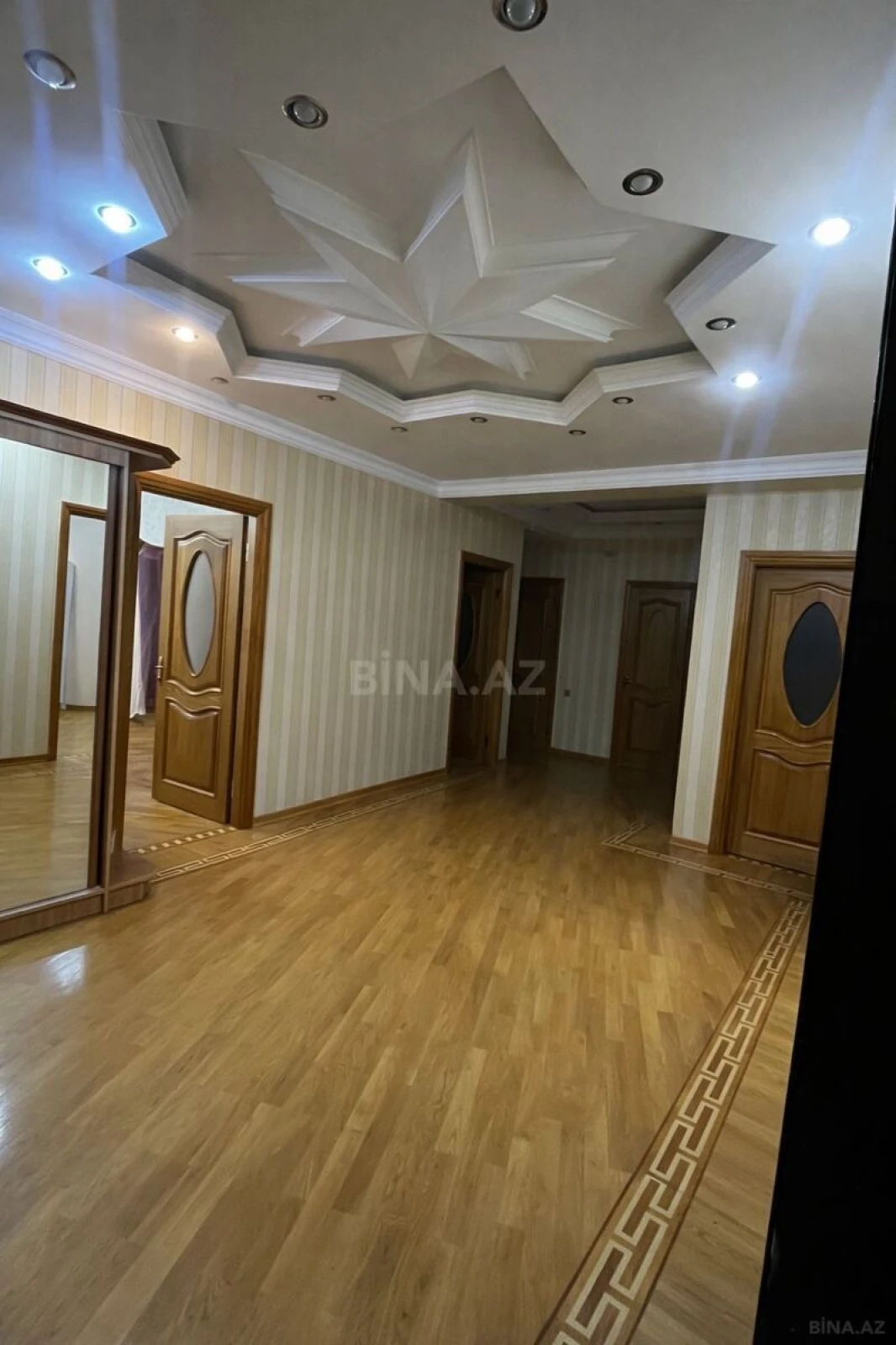 Satılır 4 otaqlı mənzil 150 m²