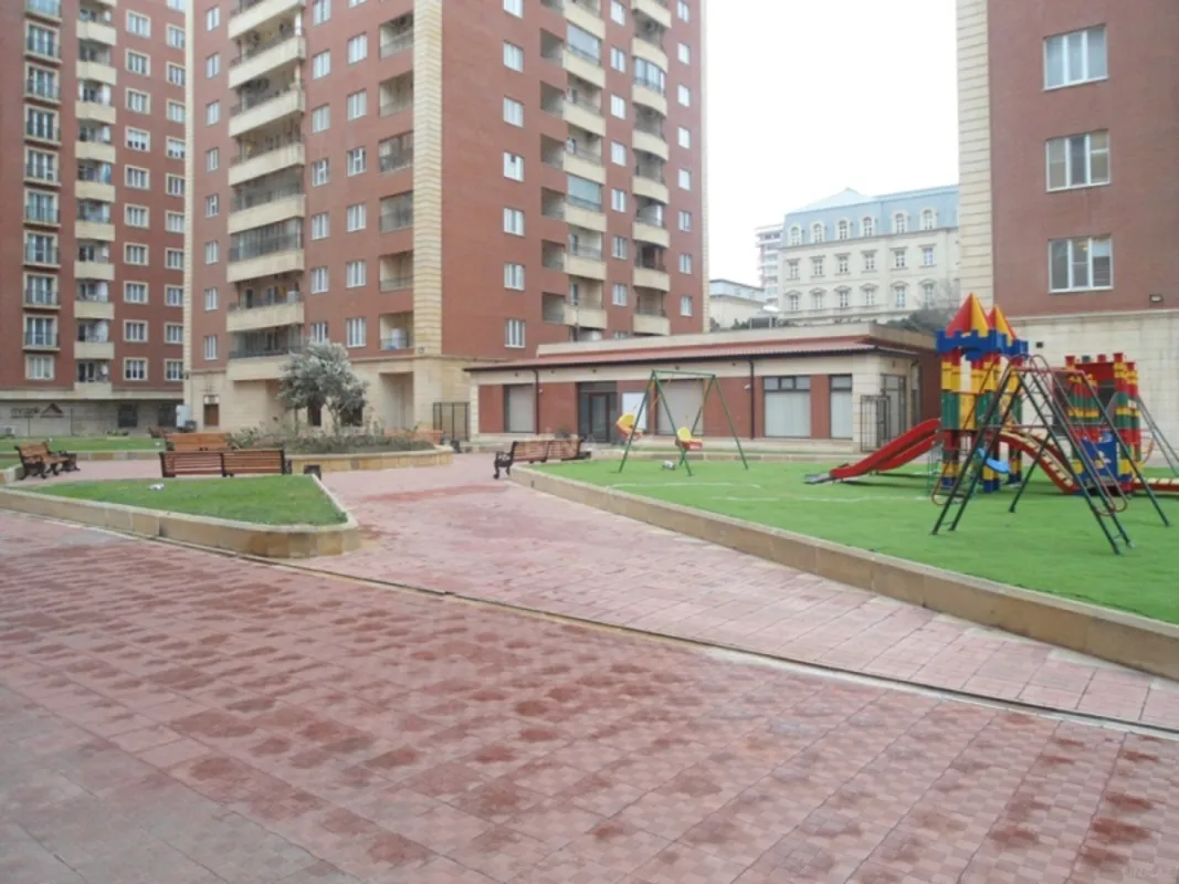 Satılır 3 otaqlı mənzil 140 m²