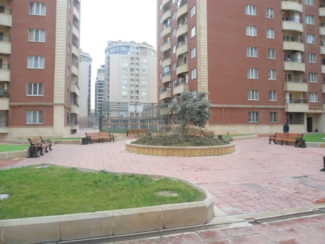 Satılır 3 otaqlı mənzil 140 m²