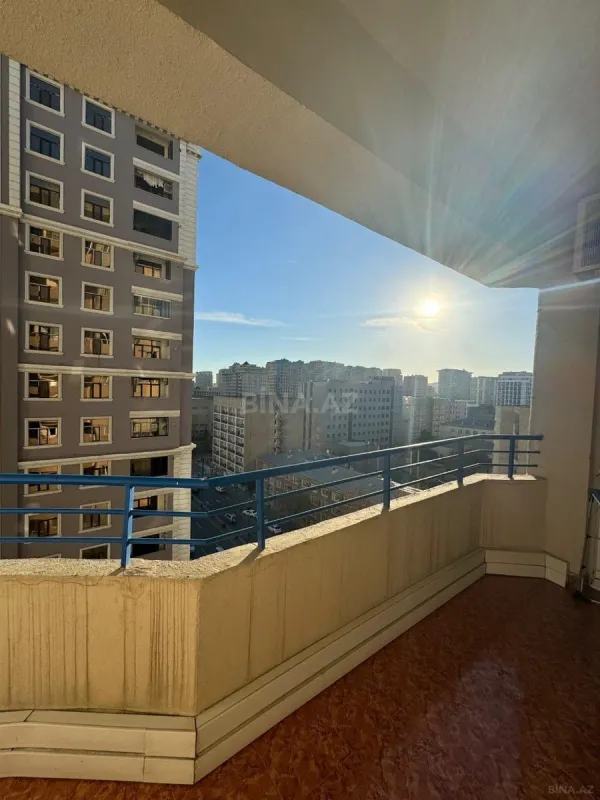 Satılır 4 otaqlı mənzil 190 m²