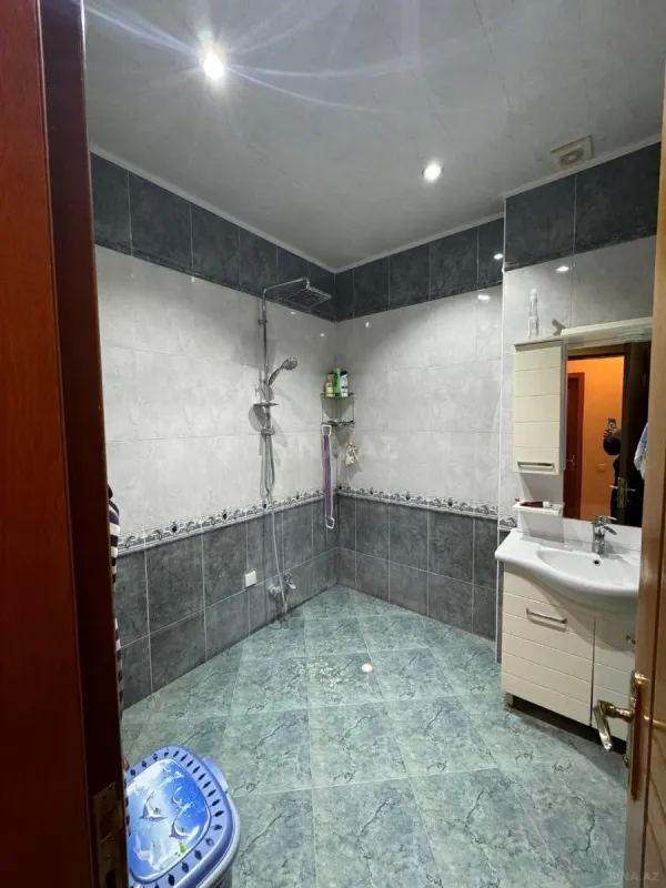 Satılır 4 otaqlı mənzil 190 m²
