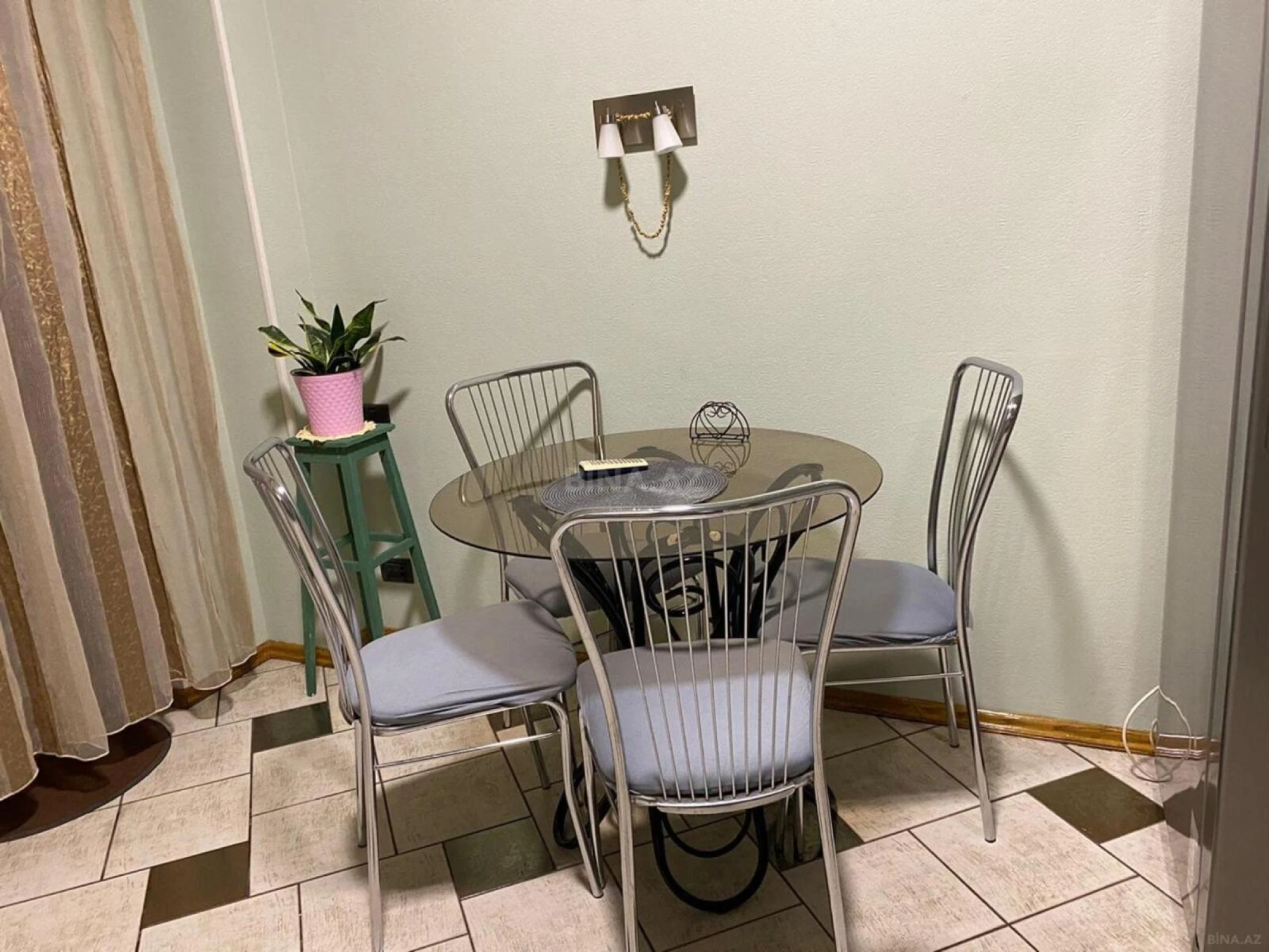 Kirayə verilir 4 otaqlı mənzil 195 m²