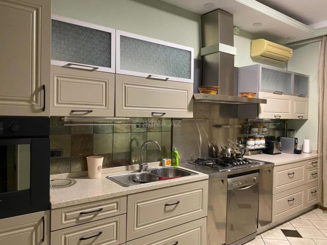 Kirayə verilir 4 otaqlı mənzil 195 m²