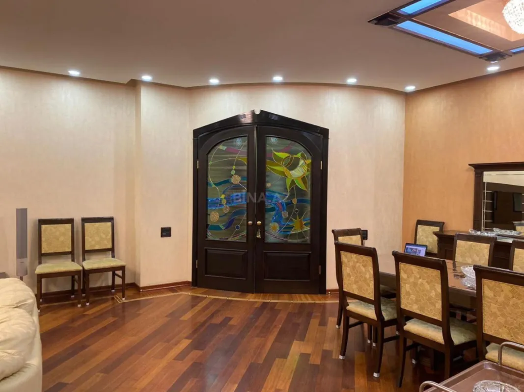 Kirayə verilir 4 otaqlı mənzil 195 m²